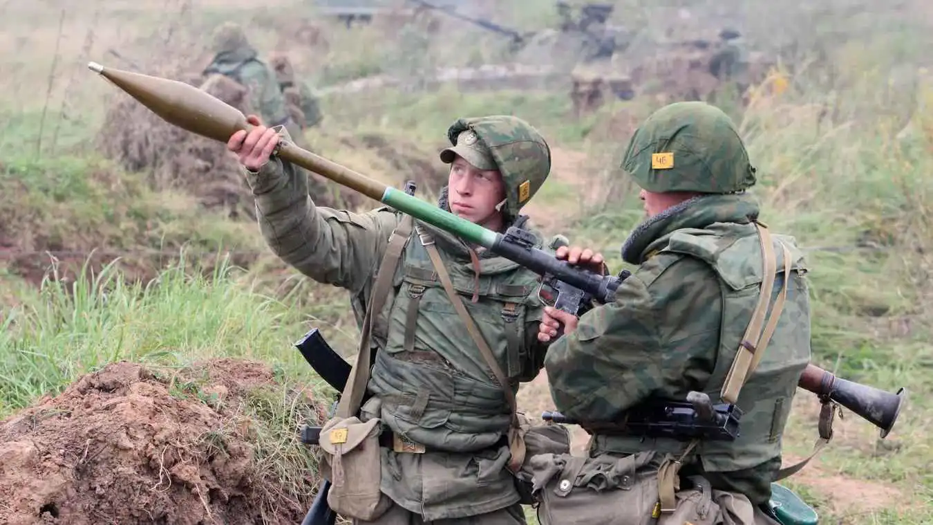 الجيش الروسي يخوض تدريبات معقدة على إطلاق قذائف "آر بي جي-7"