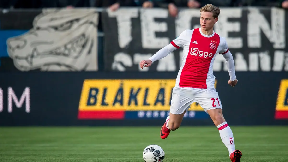 فرينكي دي يونغ يصدم باريس سان جيرمان ويقرر الانتقال لنادي برشلونة