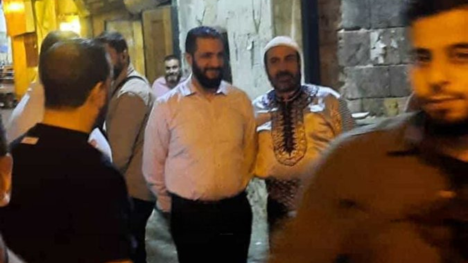 الشرع يفاجئ عريسًا في أحد الحمامات الدمشقية (فيديو وصور)