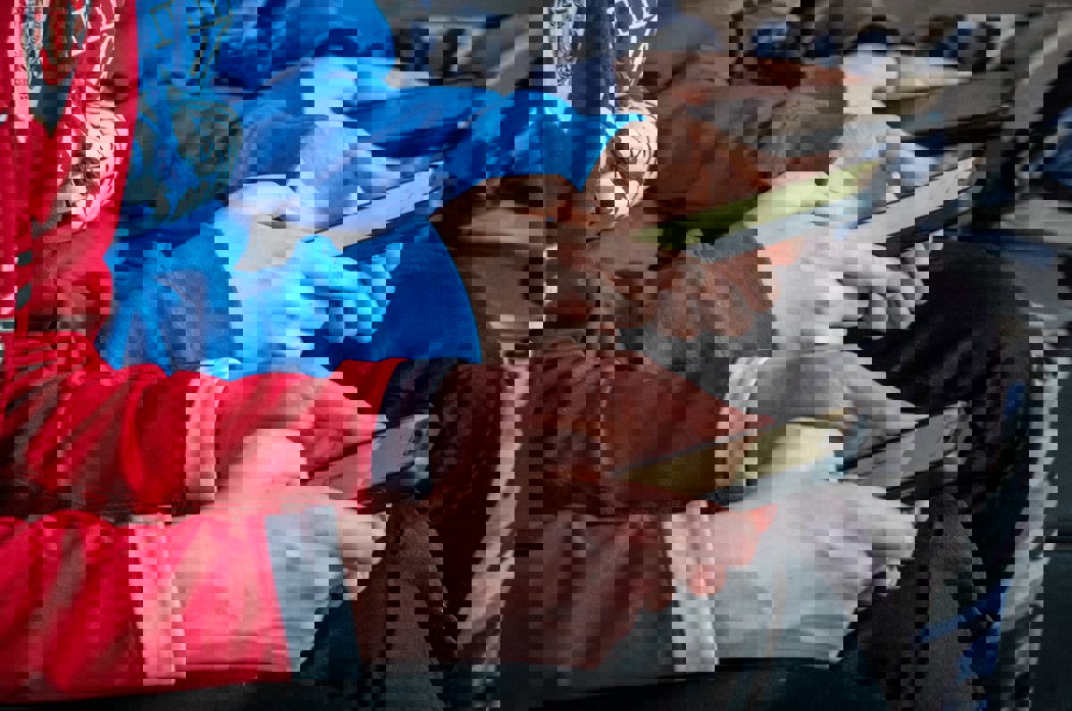 الاستخدام المفرط لمواقع التواصل يسبب الإدمان على "الكحول والقمار"