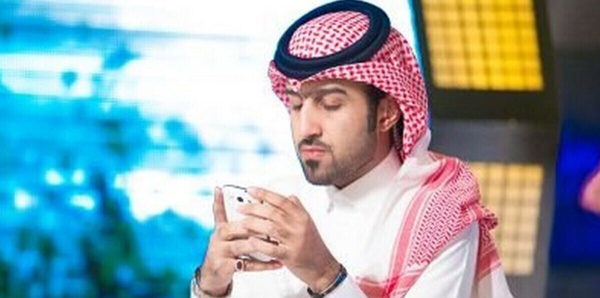 لماذا رفع إعلامي سعودي العقال لصحافي رياضي عراقي؟ (فيديو)