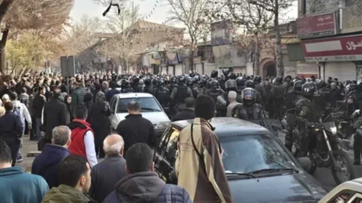 على وقع الاحتجاجات العاصفة.. أكراد إيران ينفذون إضرابا واسعا (فيديو)