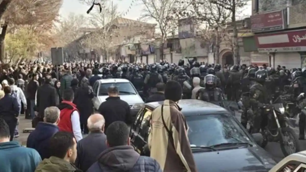 على وقع الاحتجاجات العاصفة.. أكراد إيران ينفذون إضرابا واسعا (فيديو)