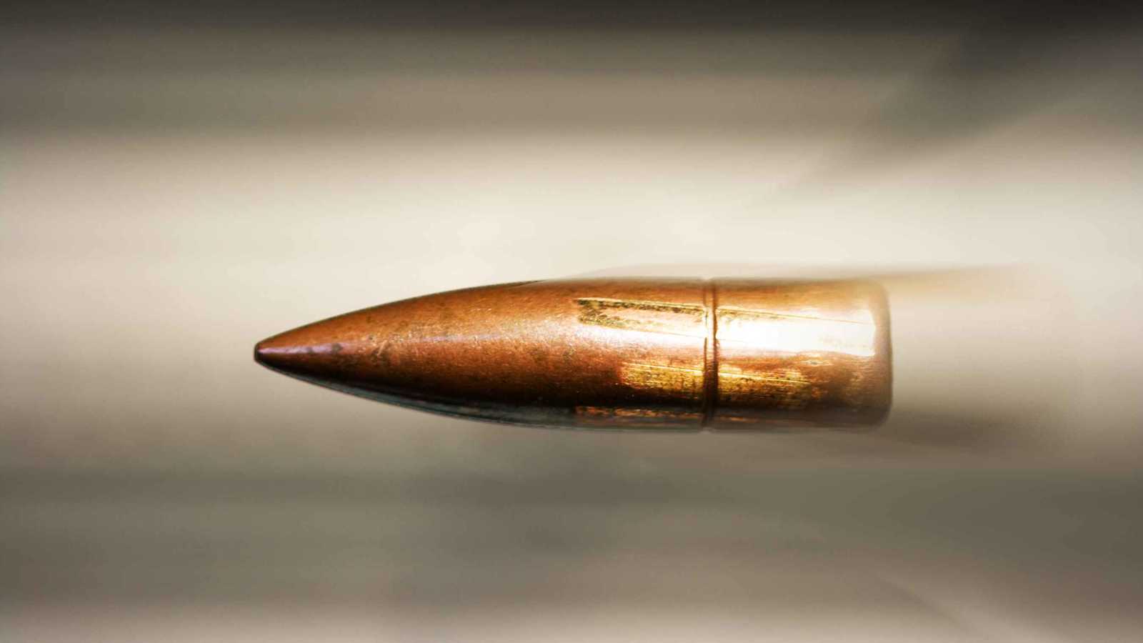 رصاصة طائشة تقتل أما نائمة بحضن طفلتها (صور)