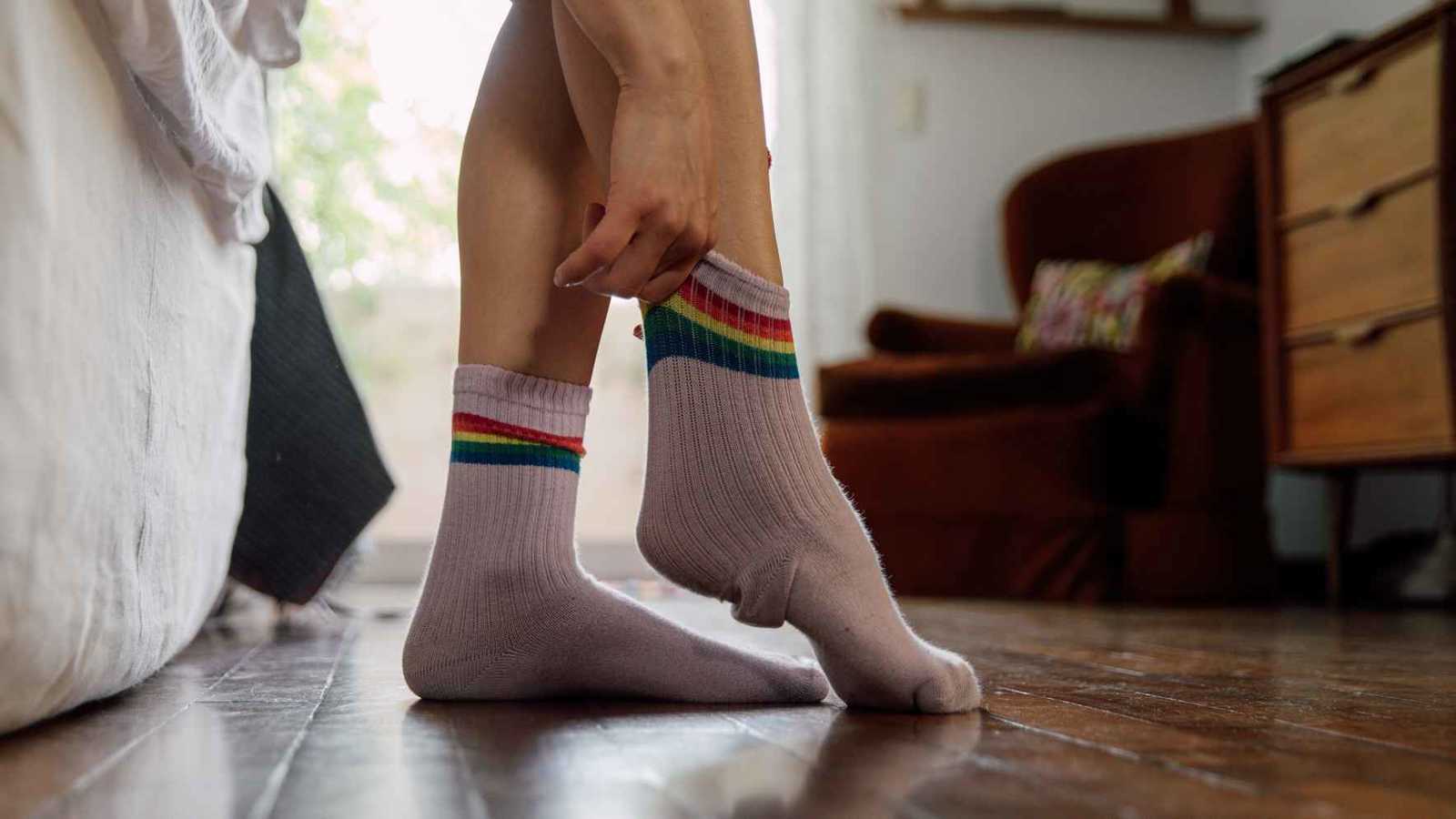 "غابة جراثيم".. هل تغسل جواربك بالشكل الصحيح؟