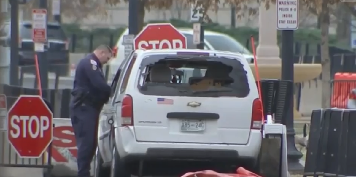 اصطدام سيارة بحاجز أمني قرب البيت الأبيض (صور وفيديو)