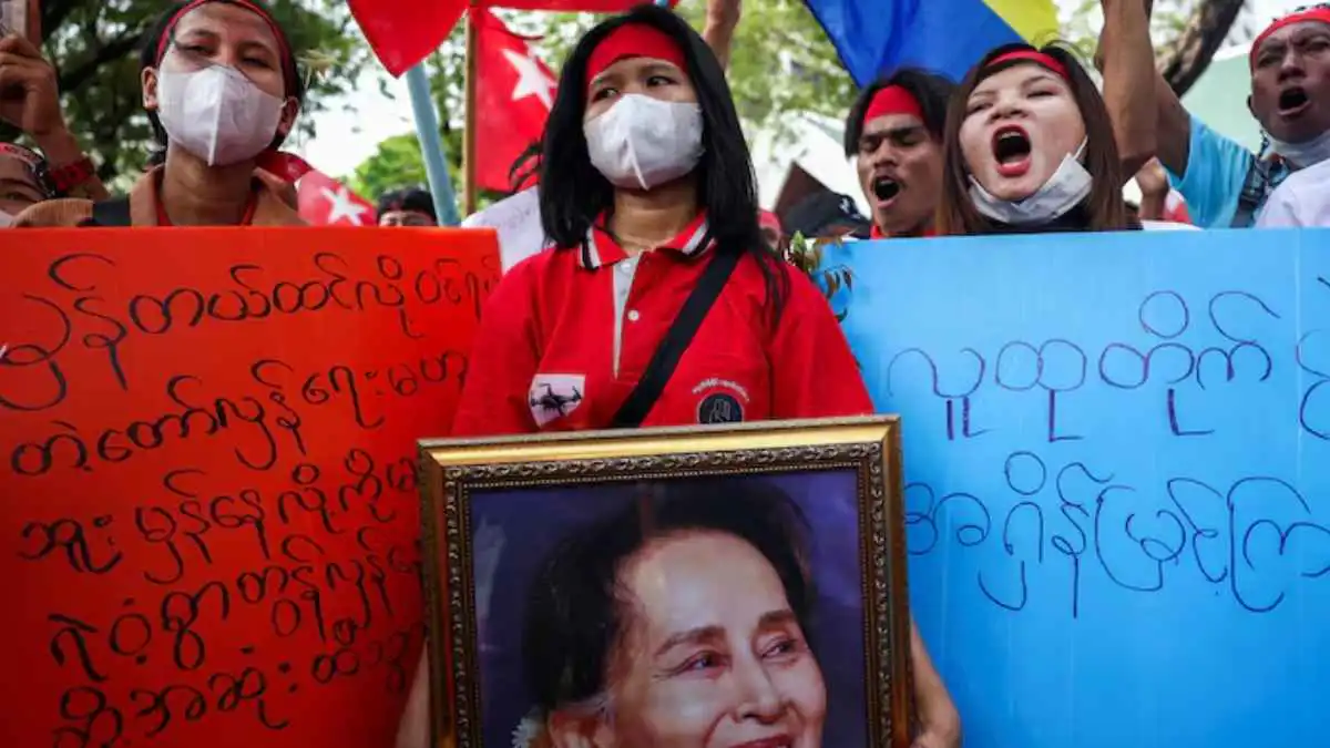 قبل "انتخابات صورية".. ميانمار تعفو عن الآلاف وسط ضغوط دولية