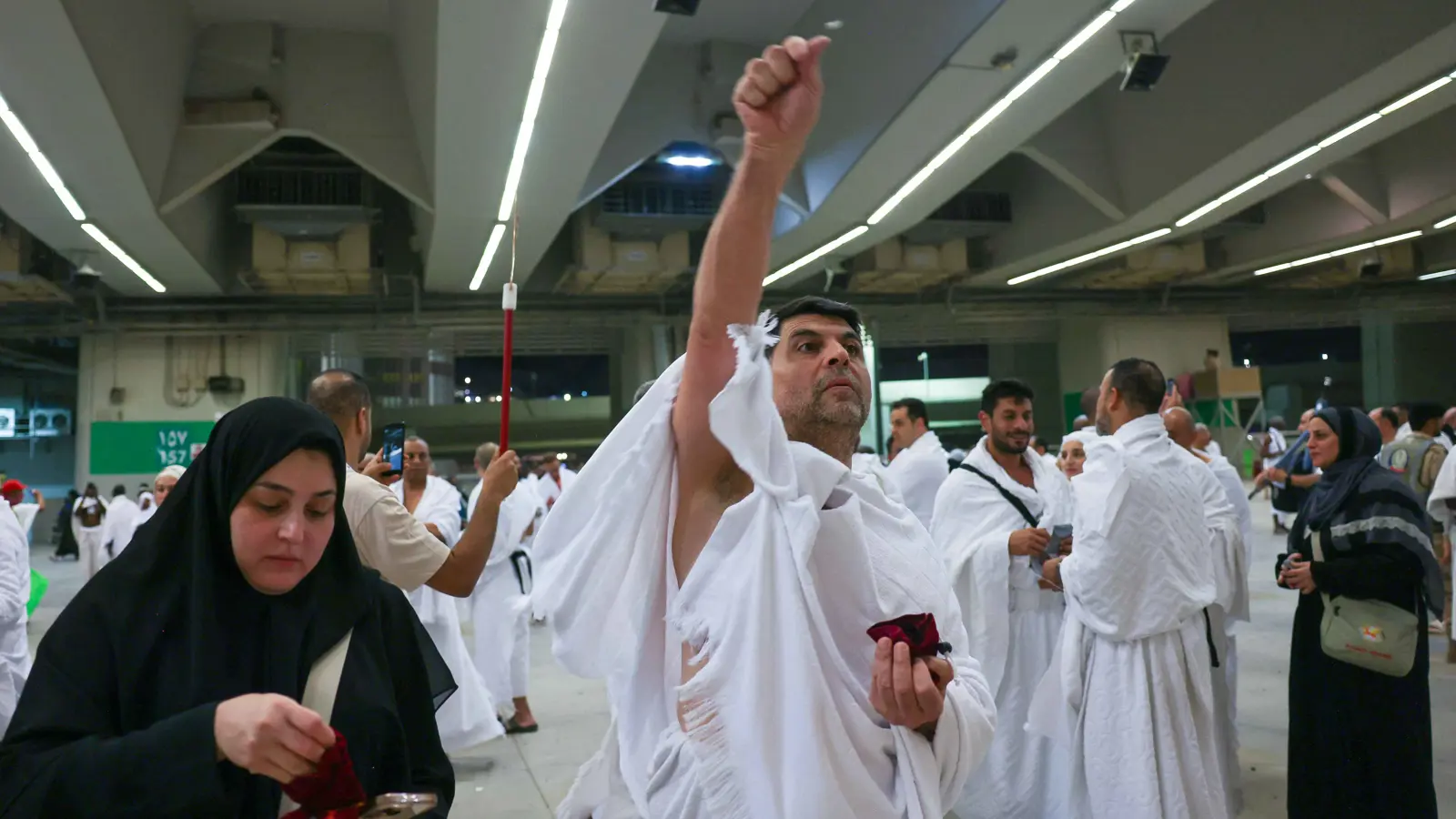 أكثر من 1.6 مليون حاج يؤدون رمي الجمرات في أول أيام عيد الأضحى (فيديو)