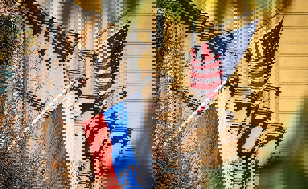 روسيا تتهم سفارة أمريكا بنشر "أنباء كاذبة" وتهدد بطرد دبلوماسييها
