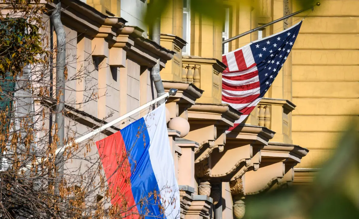 روسيا تتهم سفارة أمريكا بنشر "أنباء كاذبة" وتهدد بطرد دبلوماسييها
