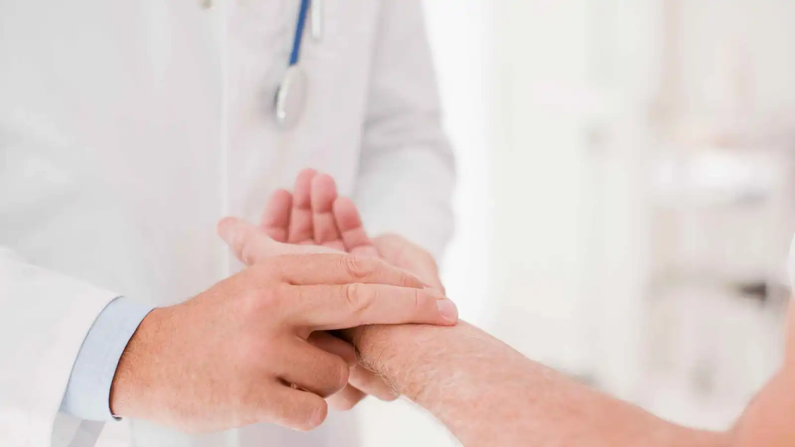 طبيب سوري يعود من بريطانيا ليعالج السوريين مجانا في القامشلي