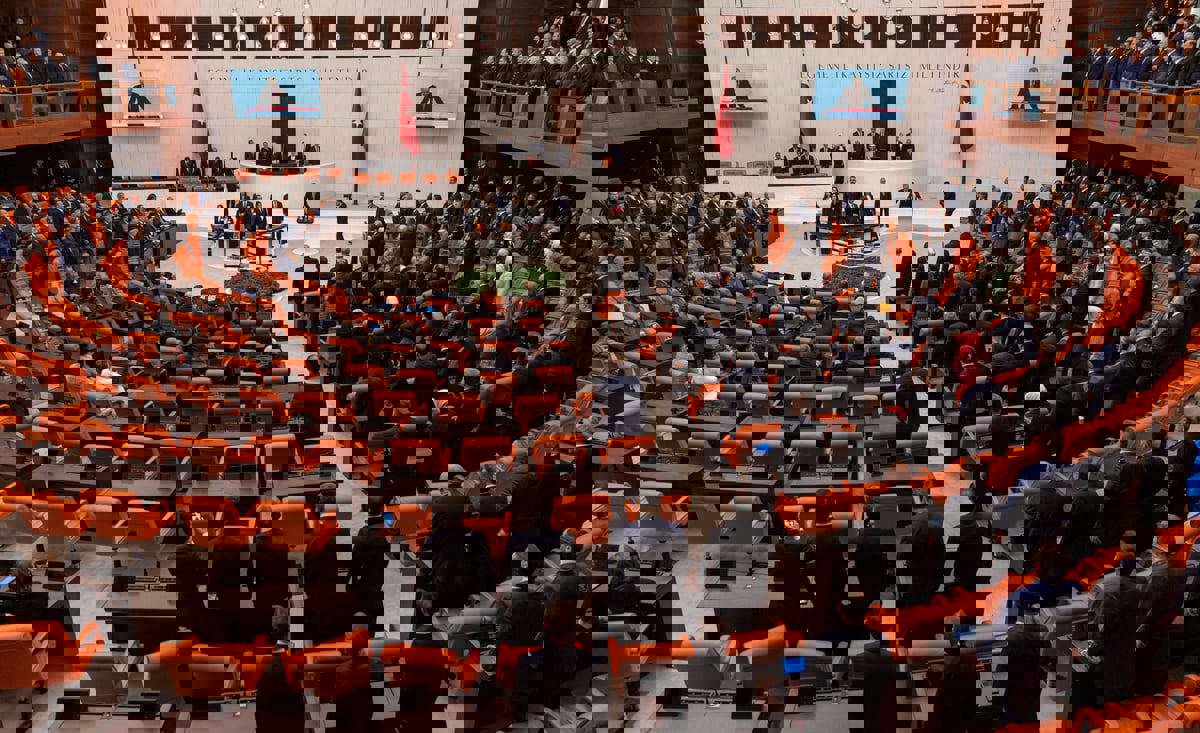 عراك في البرلمان التركي بين نواب حزب أردوغان وموالون للأكراد (فيديو)