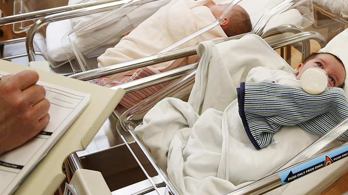 سيدة تضع مولودا يحمل أجساما مضادة لفيروس كورونا المستجد