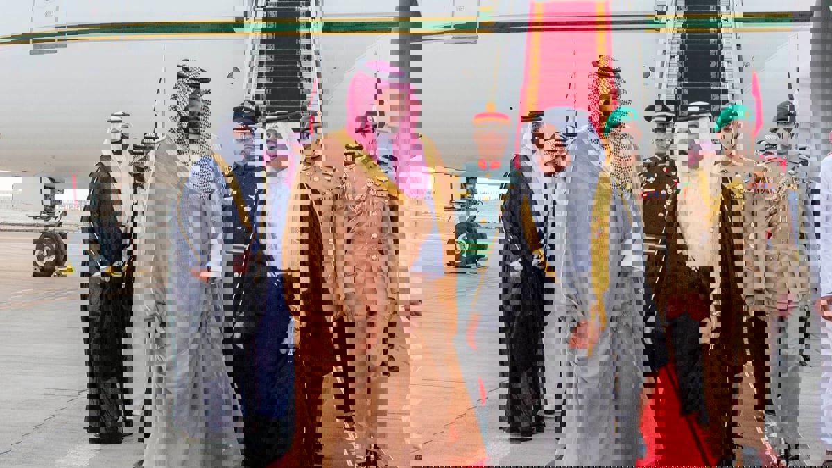 ولي العهد السعودي يصل المنامة ويبحث مع العاهل البحريني ملفات إقليمية ودولية