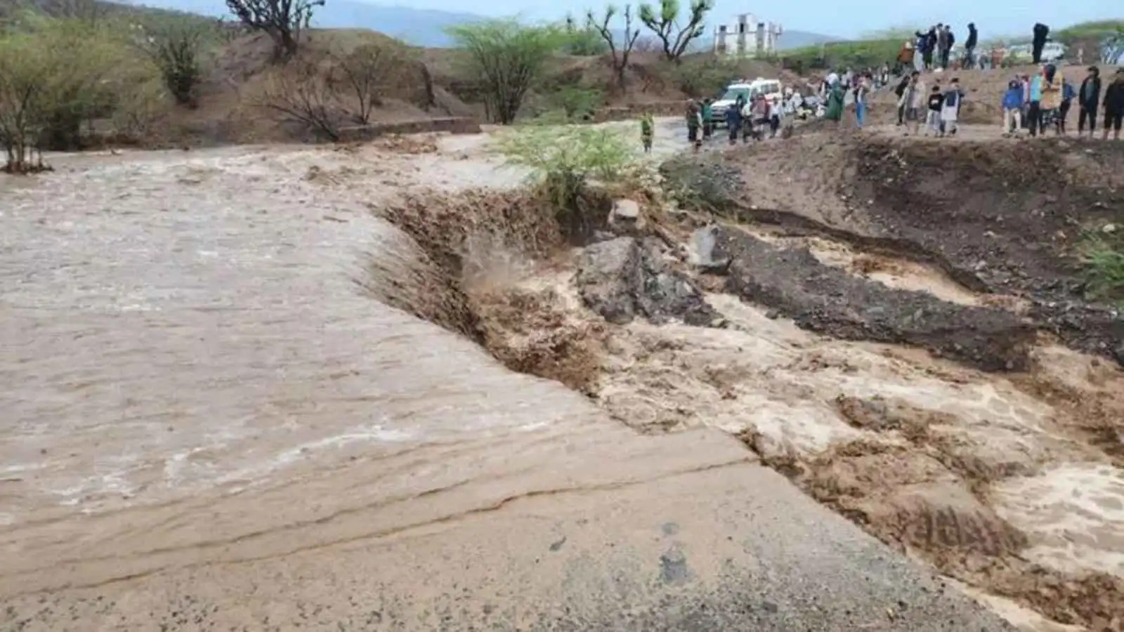 سيول مدمرة تحصد أرواح 9 يمنيين وتشرّد مئات الأسر (فيديو)