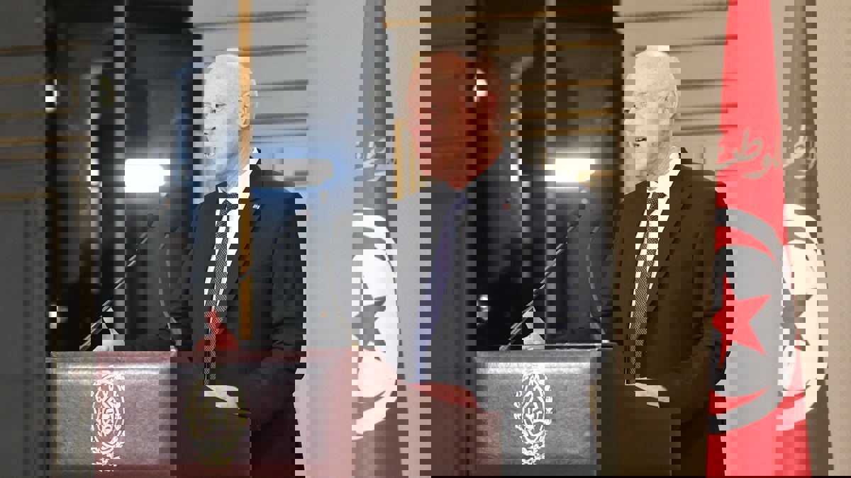 تعليق صورة قيس سعيّد على مئذنة يثير جدلا واسعا في تونس