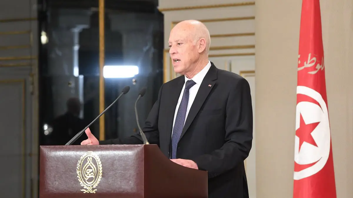 تعليق صورة قيس سعيّد على مئذنة يثير جدلا واسعا في تونس