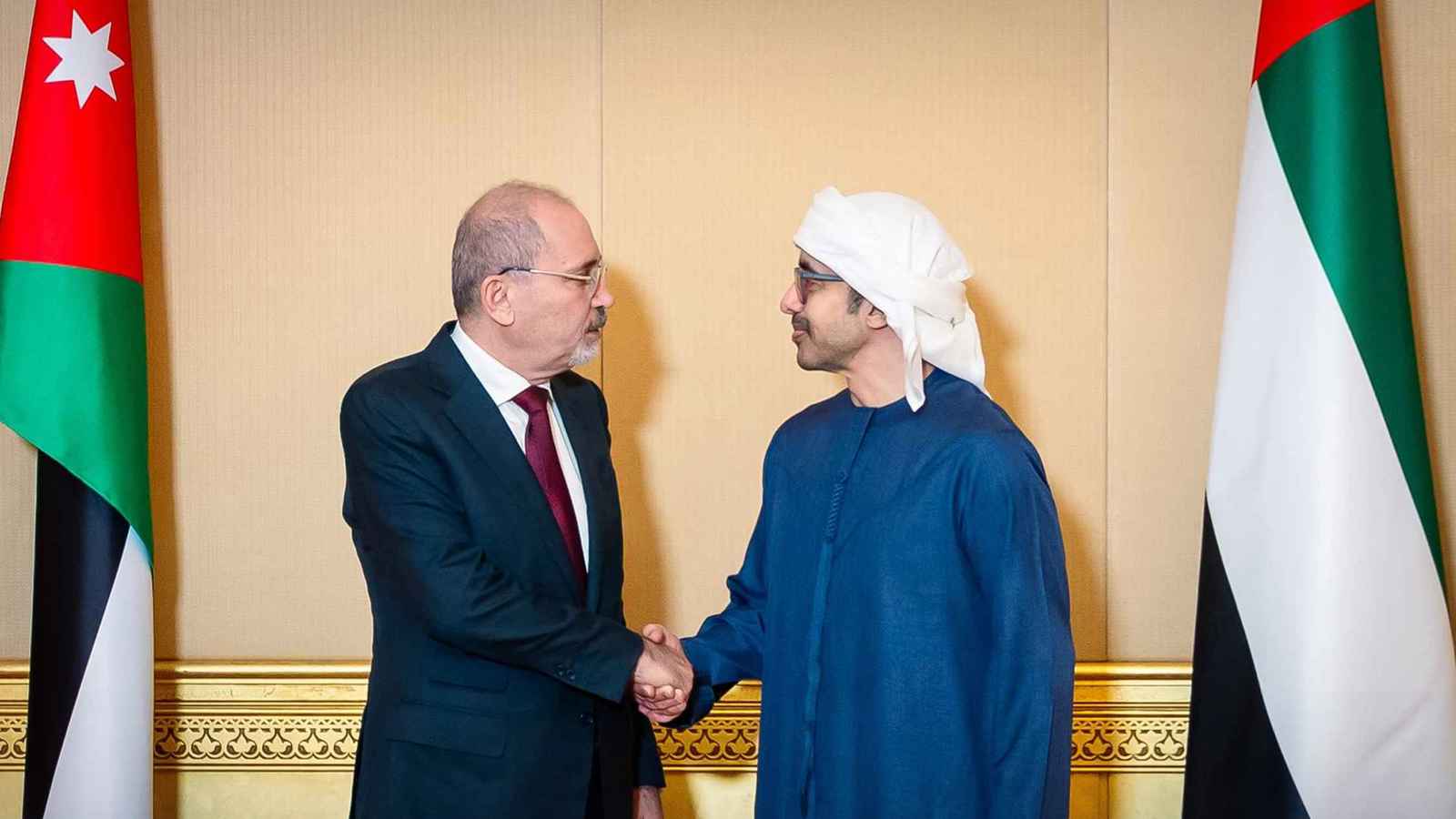 عبدالله بن زايد يبحث مع نظيره الأردني تطورات المنطقة