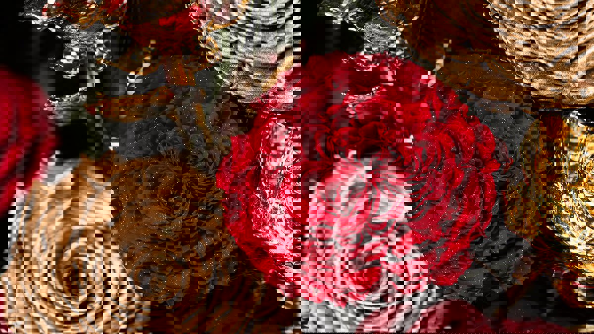 بـ307 آلاف دولار.. فيتنامي يهدي قريبته باقة ورد مضفرة بالذهب بمناسبة يوم المرأة