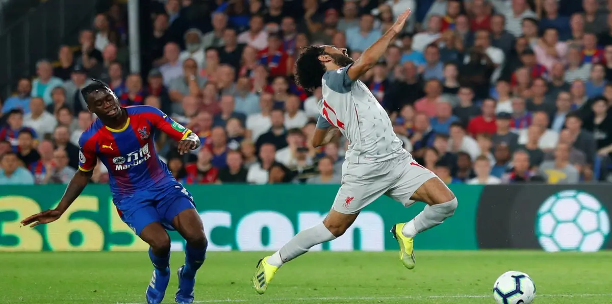مباراة ليفربول وكريستال بالاس.. محمد صلاح يتسبب بطرد لاعب المنافس بانطلاقته الصاروخية (فيديو)