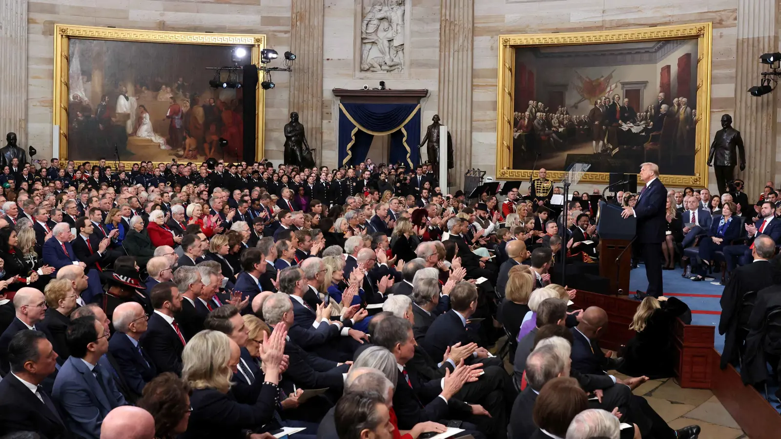 الطفلة التي خطفت الأضواء في حفل تنصيب ترامب (فيديو)