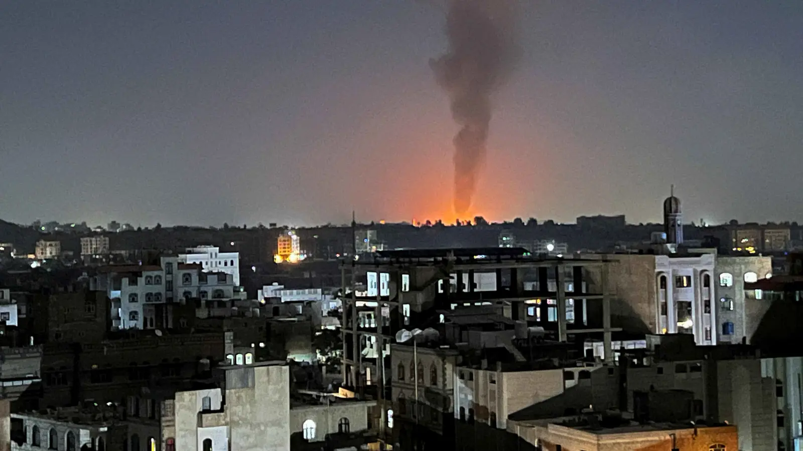 طالت البنى التحتية.. هل تربك الهجمات الإسرائيلية خيارات اليمن؟