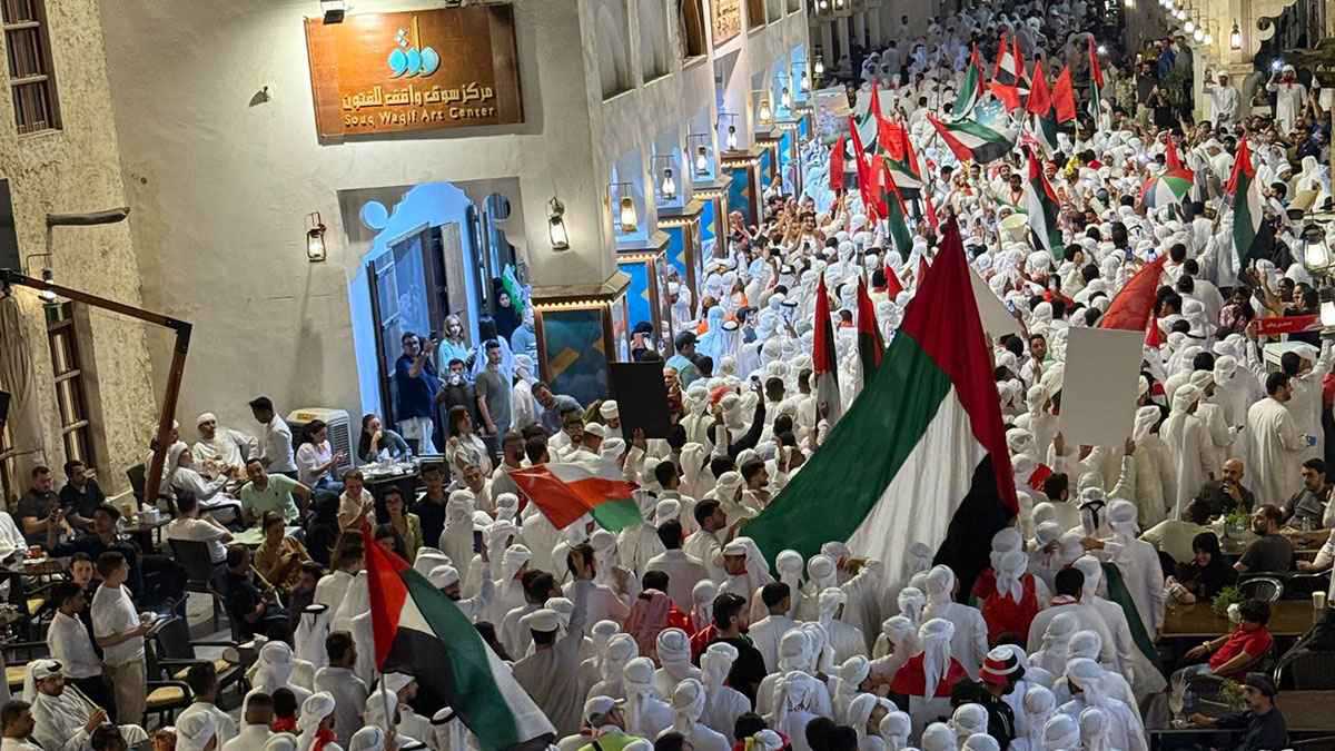 حضور لافت للجماهير الإماراتية قبل مواجهة عمان (فيديو)