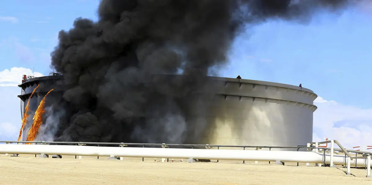 سفير بريطانيا في ليبيا يتهم "الإرهابيين" بتدمير الهلال النفطي