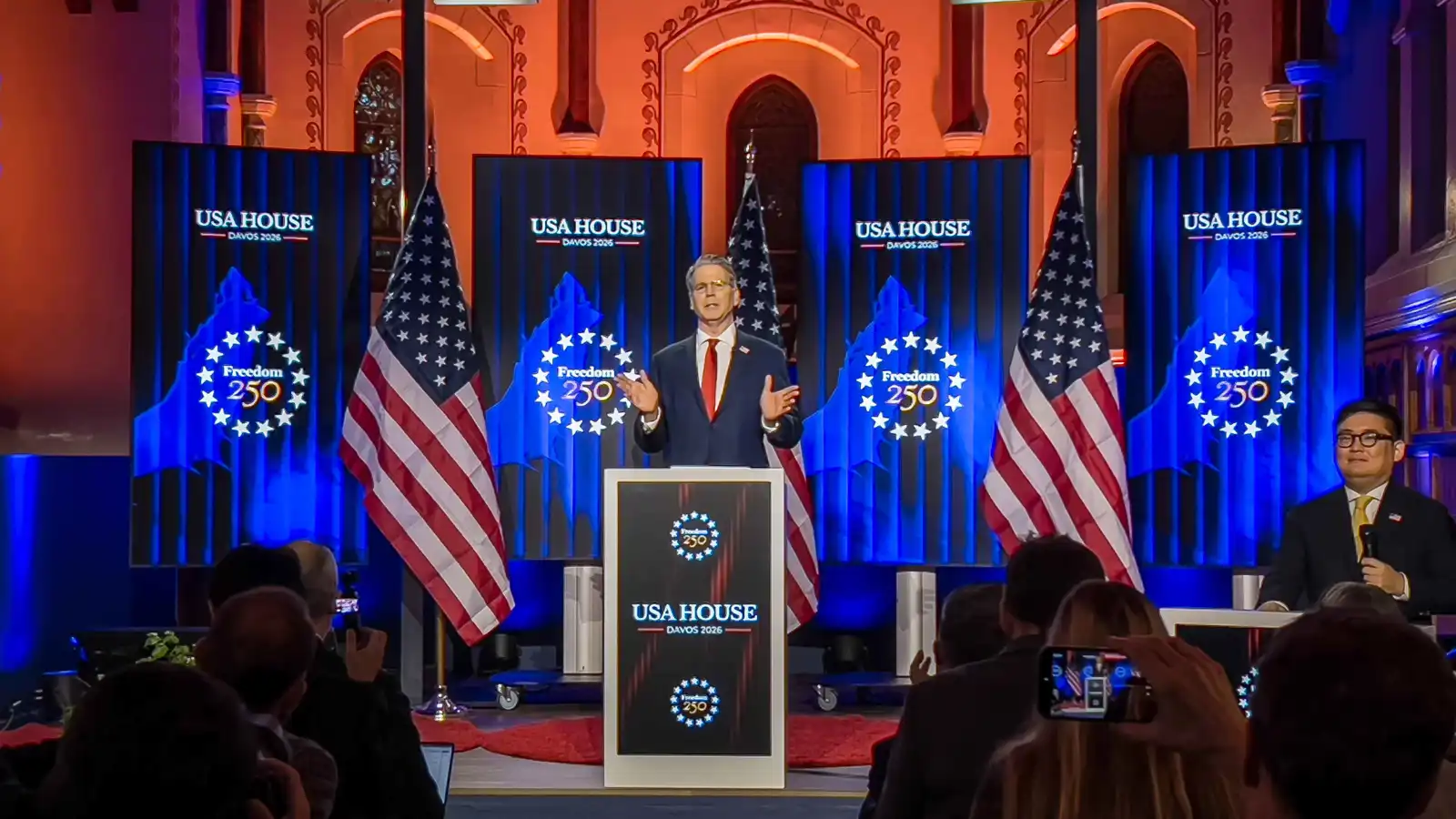 وزير الخزانة الأمريكي يطالب أوروبا بـ"ضبط النفس" في أزمة غرينلاند