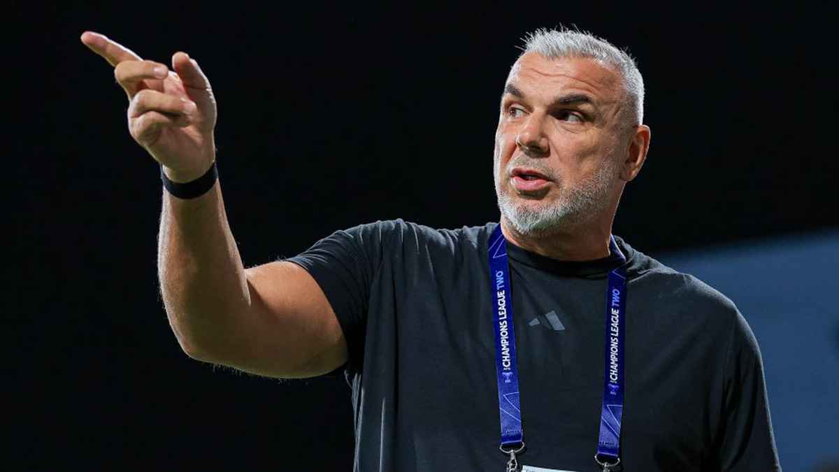 رسميا.. تعيين كوزمين أولاريو مدربا لمنتخب الإمارات