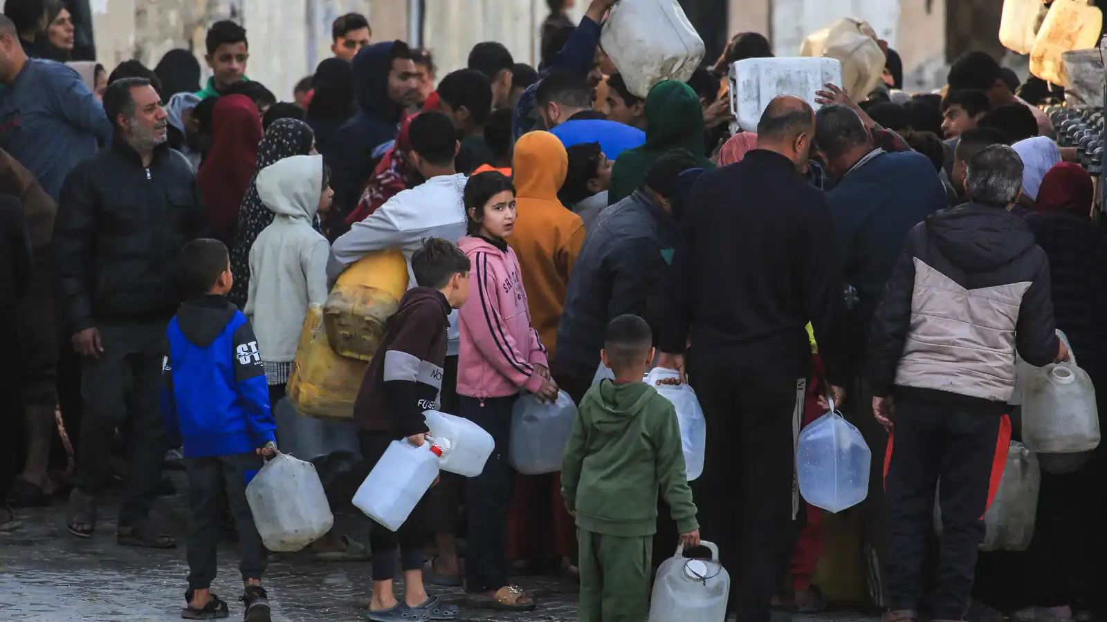 غزة.. 4 محطات إسرائيلية لإنتاج مياه الشرب من رطوبة الهواء