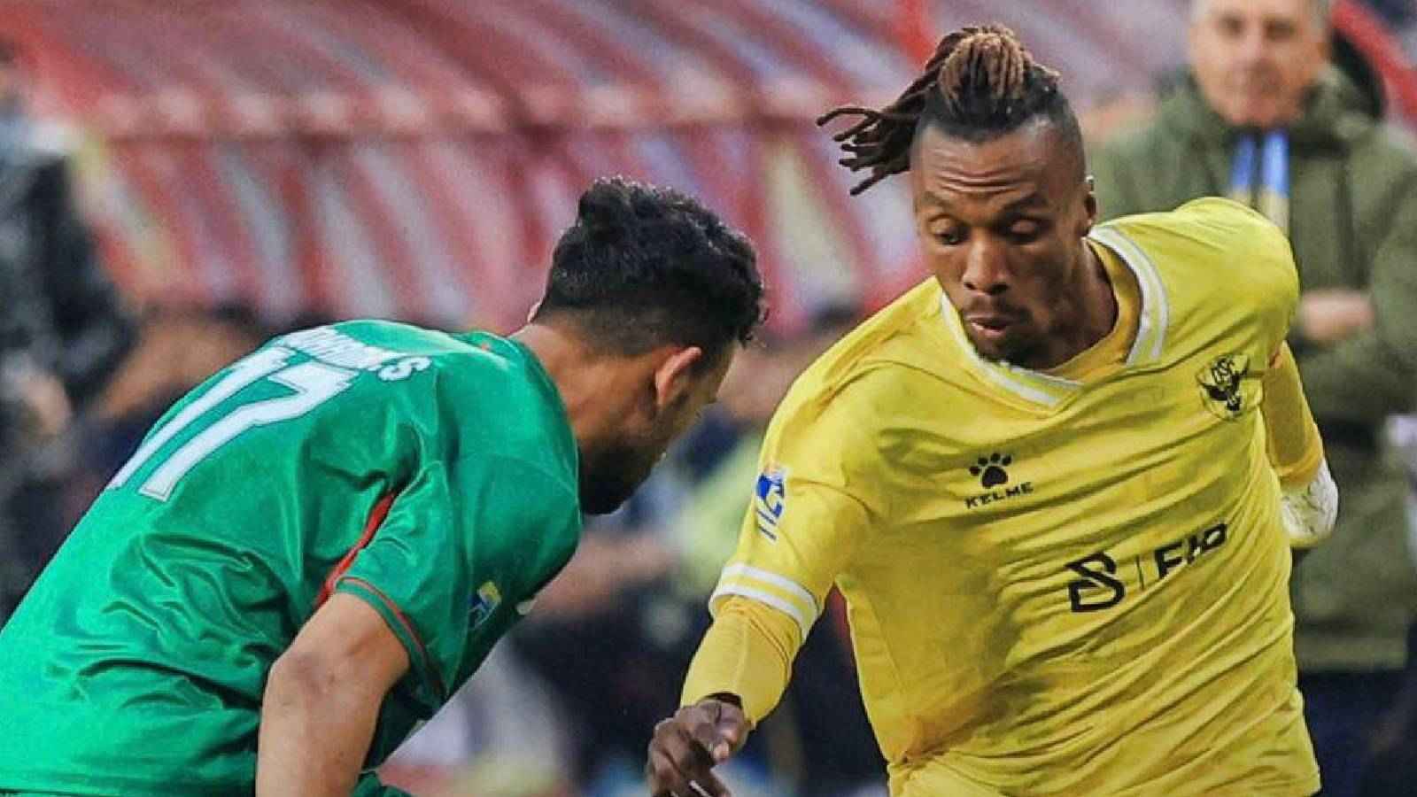 كارثة في الدوري العراقي.. إنهاء مباراة بعد قذف حكم بحجر في رأسه (فيديو)