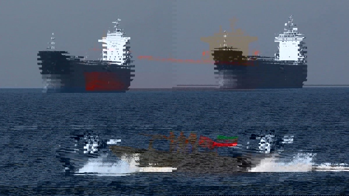 تقرير: إيران تخرق الأنظمة الملاحية للسفن في مضيق هرمز لجلبها إلى مياهها الإقليمية وحجزها