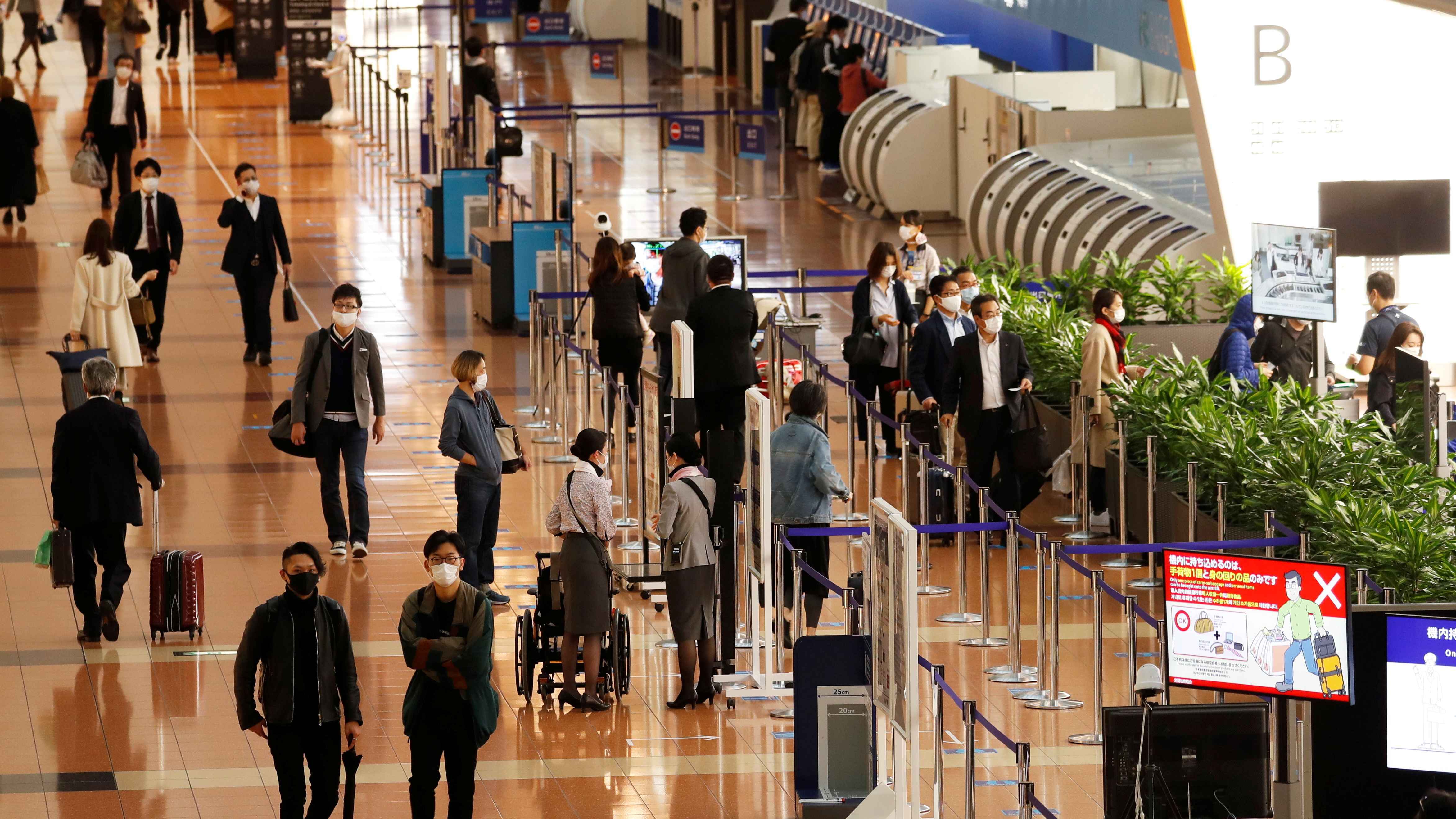 لوموند: مطارات اليابان تعاني نقصا متزايدا في وقود الطائرات