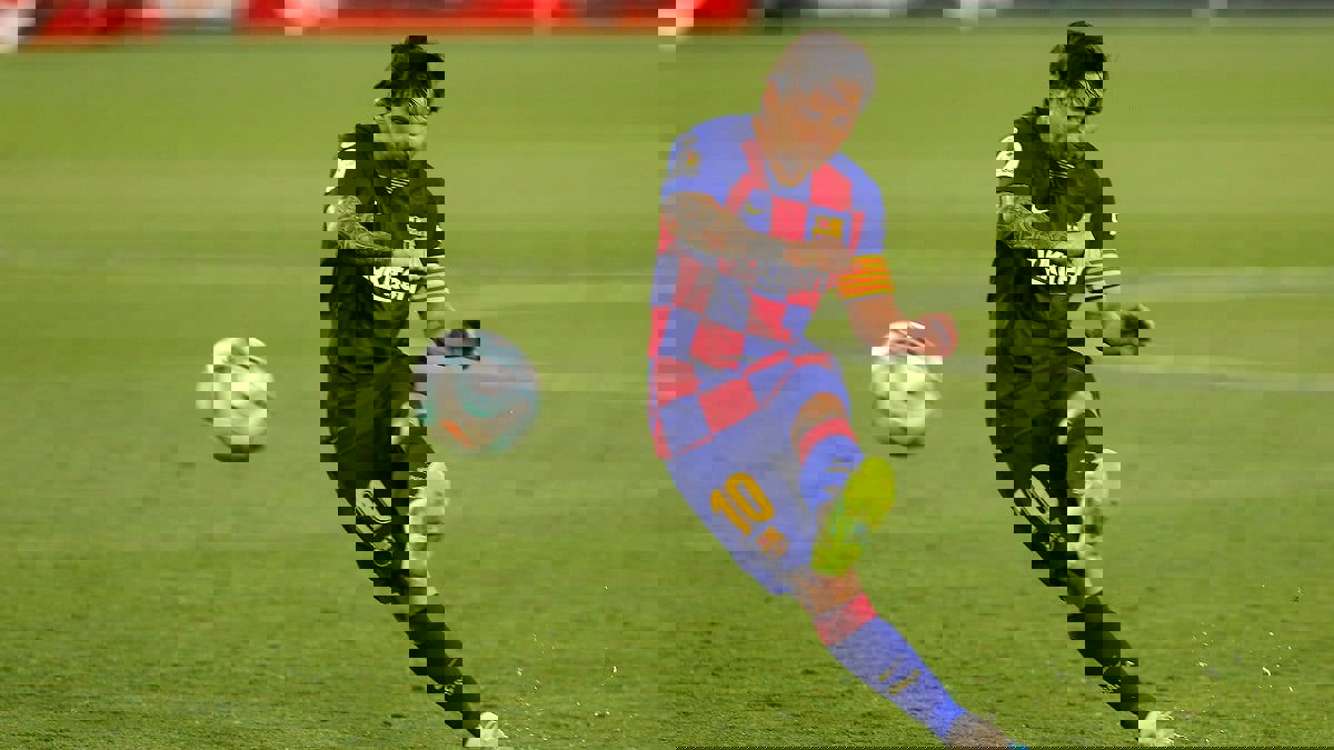 مدافع إشبيلية ينقذ تسديدة ميسي بشكل مذهل (فيديو)