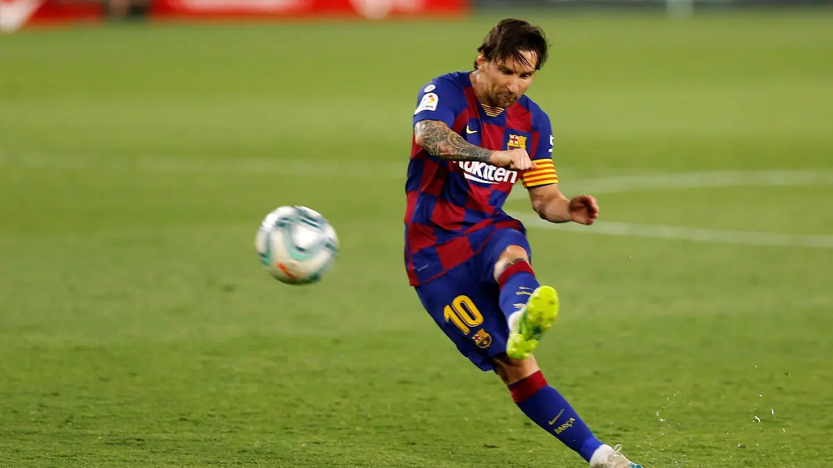 مدافع إشبيلية ينقذ تسديدة ميسي بشكل مذهل (فيديو)
