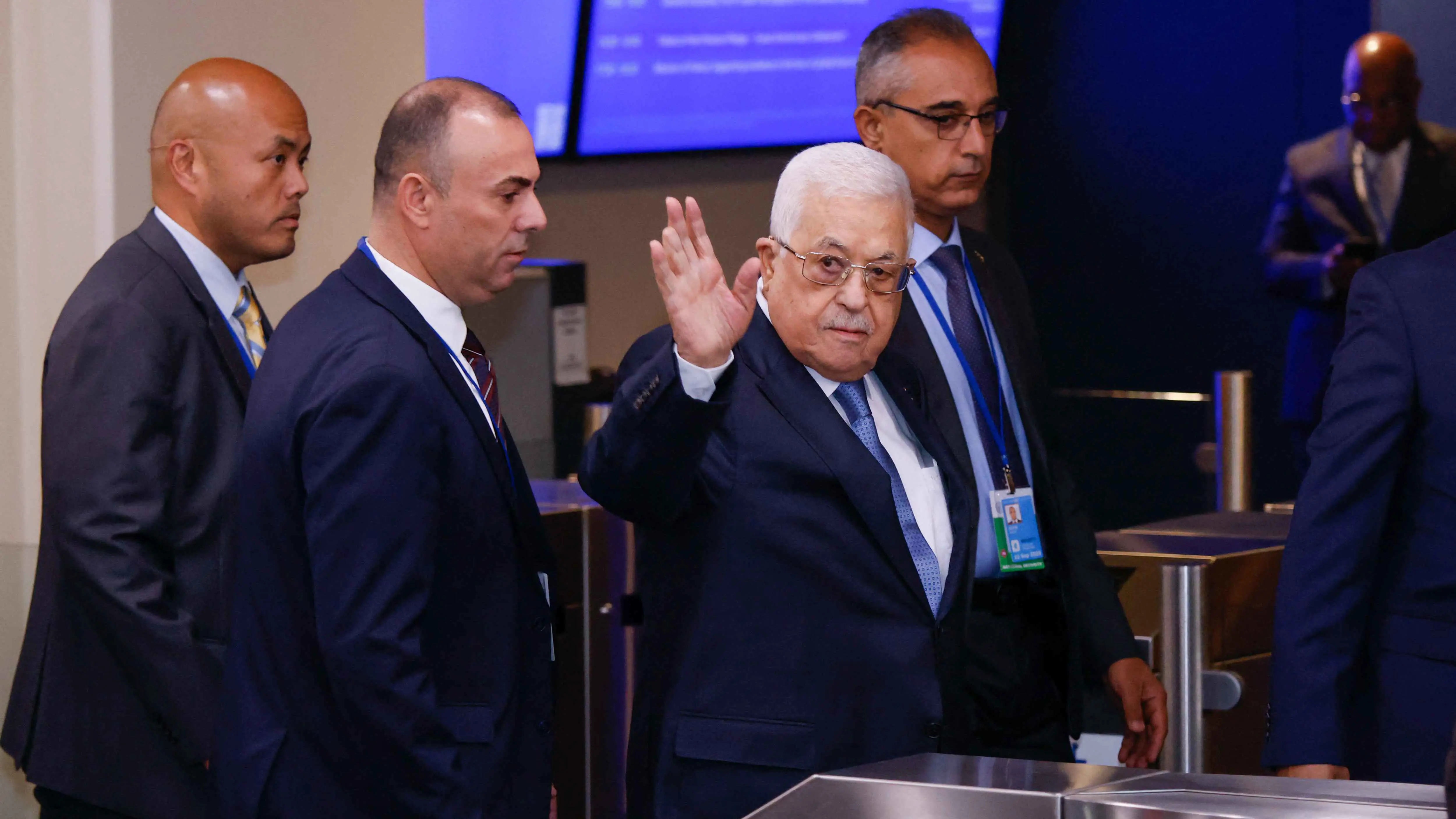 معاريف: قرار إسرائيل ضد عباس بهدف تأكيد "سيطرتها" على أجواء سوريا