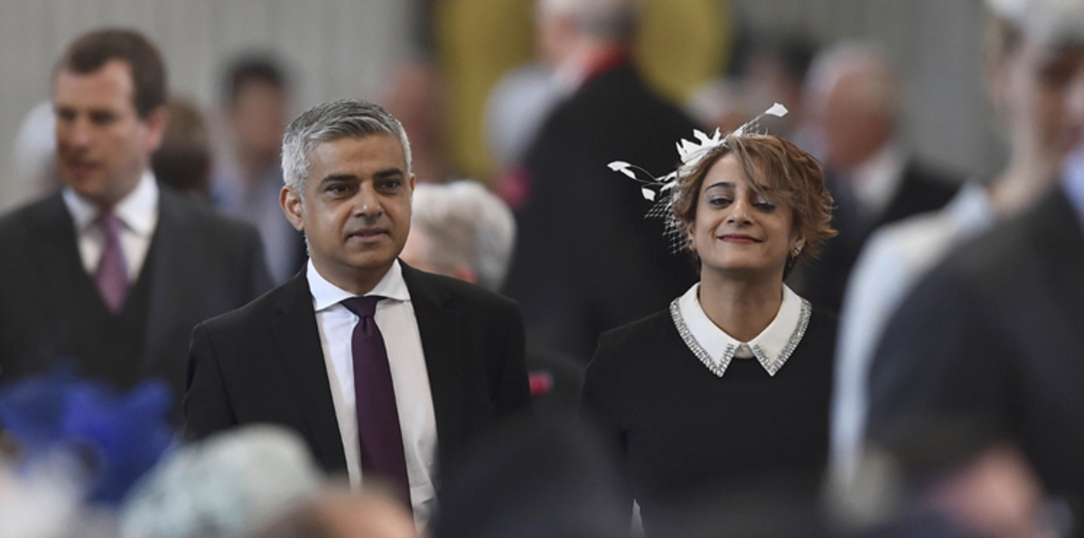 عمدة لندن صادق خان يتثاءب في حفل عيد ميلاد ملكة بريطانيا