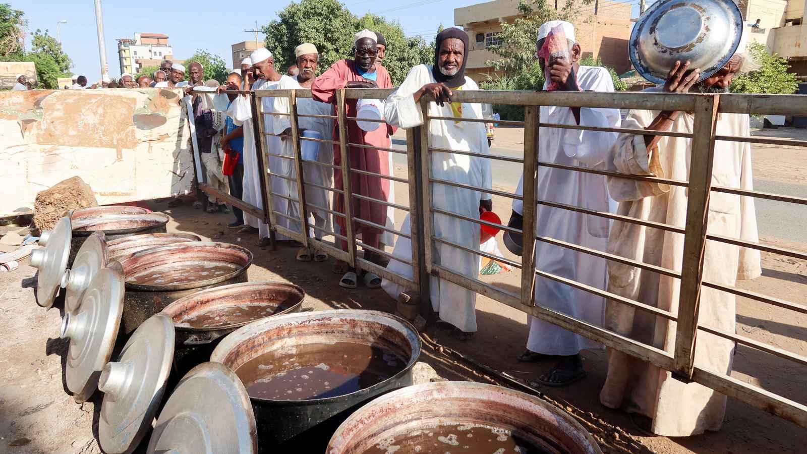 بعدما أضاع البرهان وظيفته السياسية.. مؤتمر دولي في لندن لحل الأزمة السودانية