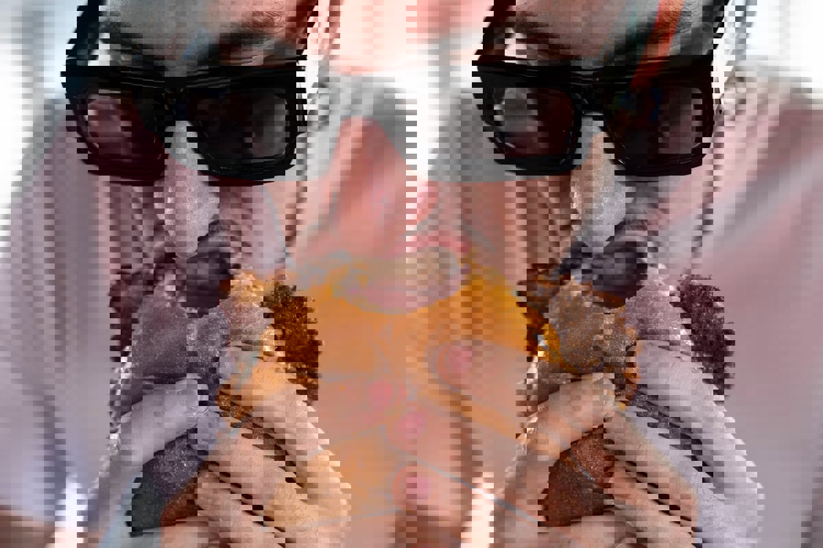 بسبب شطيرة "برغر".. شاب يقتل صديقه في باكستان