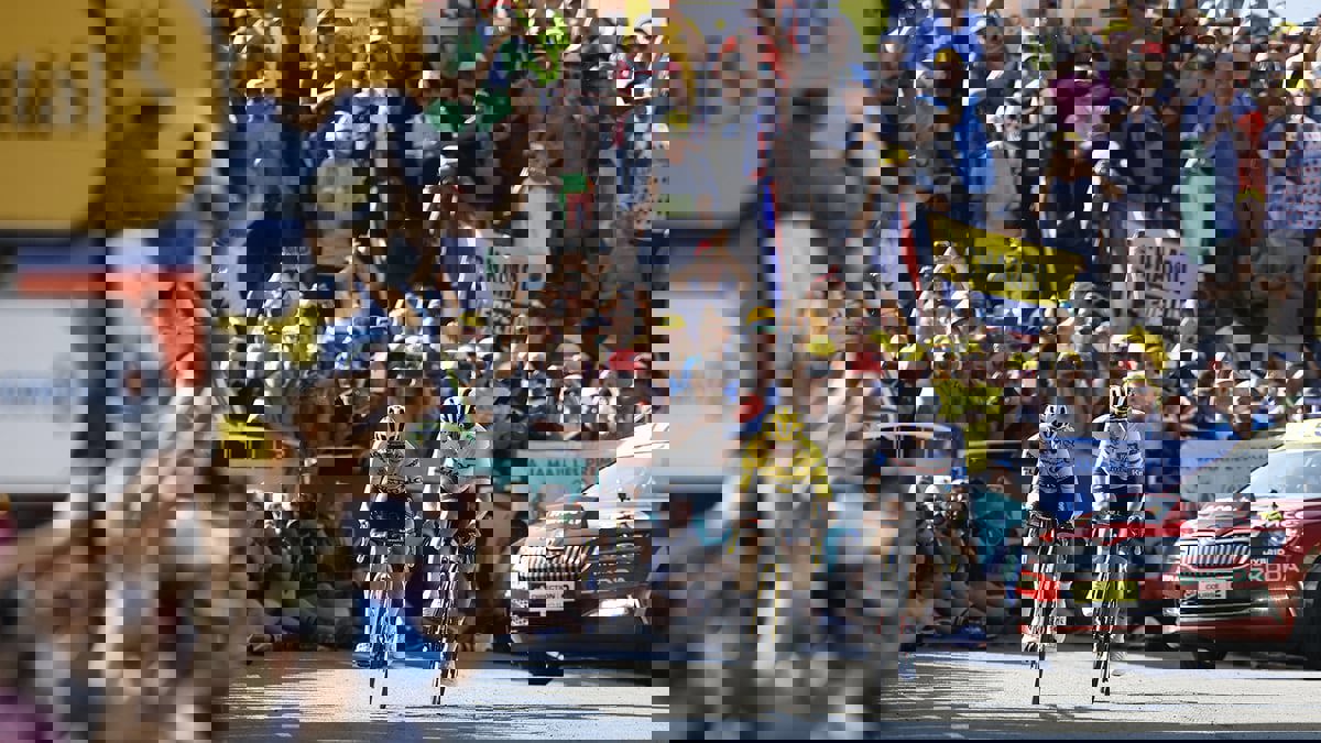 طواف فرنسا: مصور يعتذر لتادي بوغاتشر دراج فريق الإمارات بعد عرقلة مسيرته 