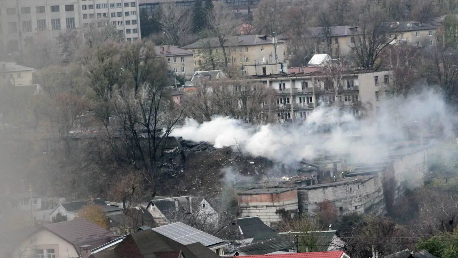 اندلاع حريق بمصنع بتروكيماويات روسي ضخم وتعليق نشاط مطار