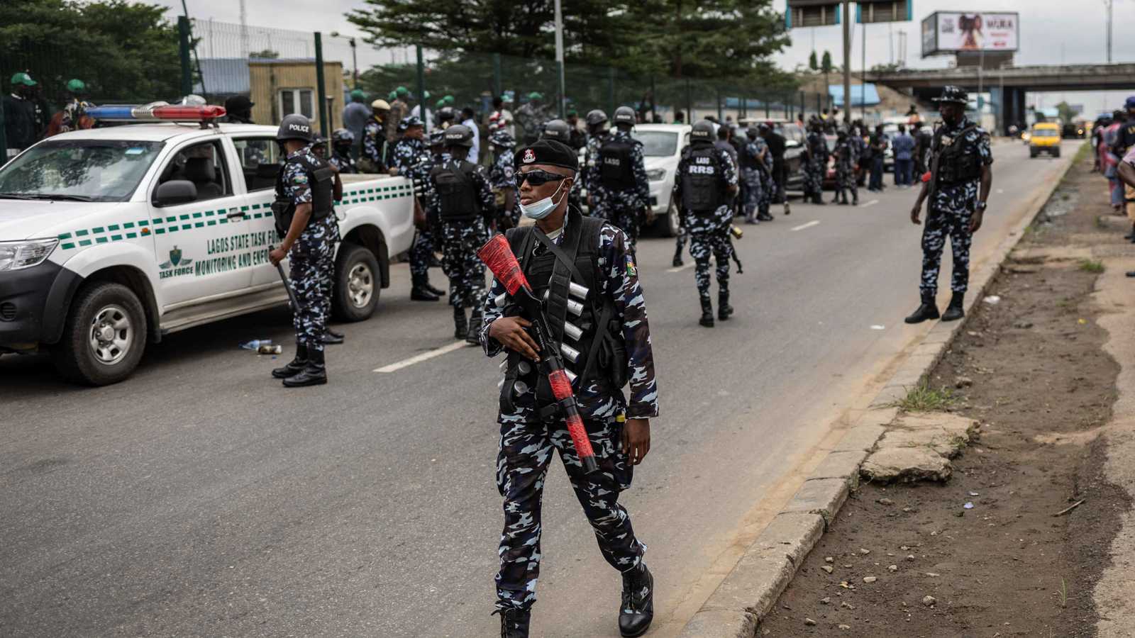 سحب الحراسات وتجنيد الآلاف.. نيجيريا تقر إجراءات عاجلة وسط أزمة أمنية