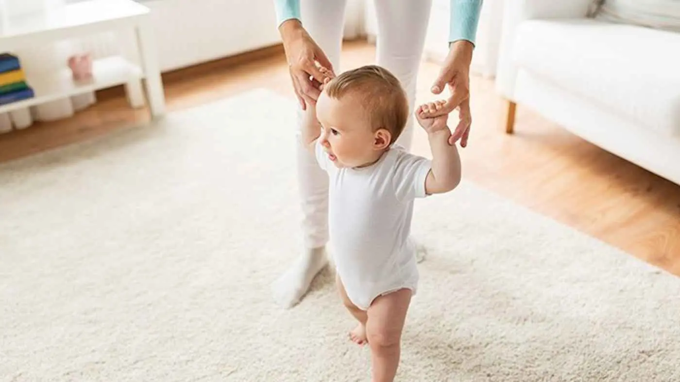 الخطوات الأولى.. متى يبدأ طفلي بارتداء الأحذية؟