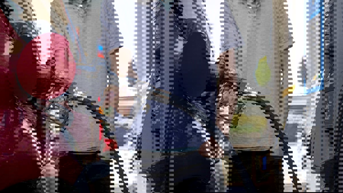 بعد إثارته للجدل.. جهات حكومية سعودية تتفاعل مع مقطع "غش محطات الوقود"