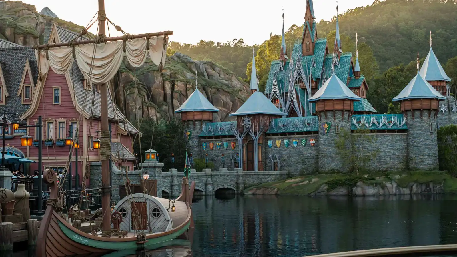 "القصر المسكون".. لعبة رعب في ديزني لاند تودي بحياة امرأة