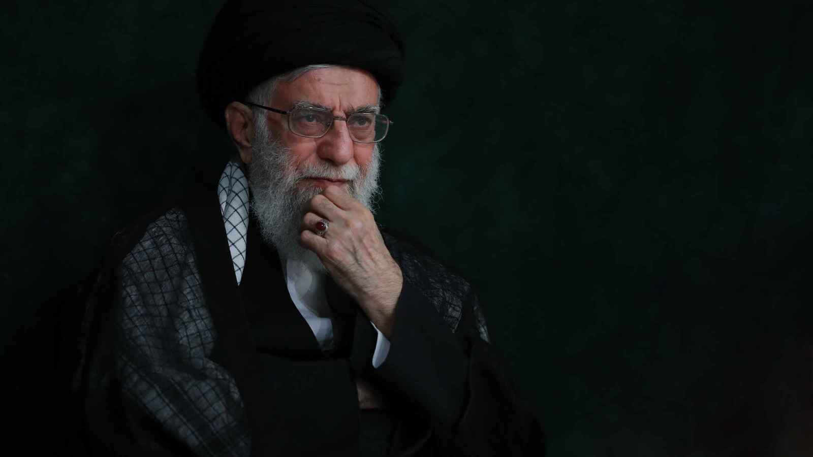 "تعمد أو إهمال".. أول تعليق من خامنئي على انفجار ميناء رجائي