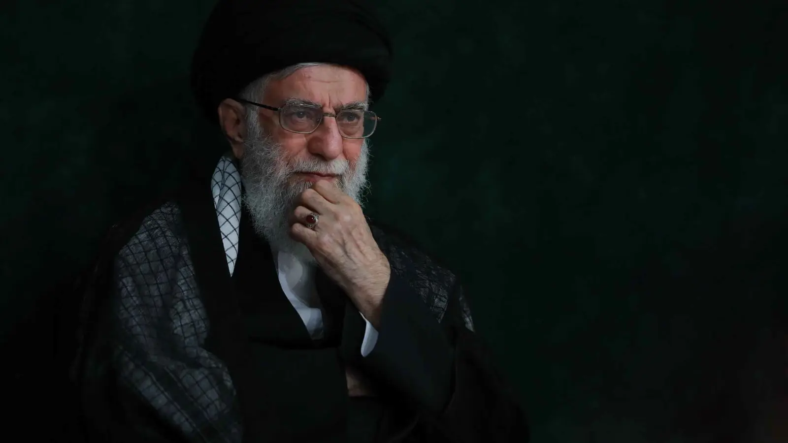 "تعمد أو إهمال".. أول تعليق من خامنئي على انفجار ميناء رجائي