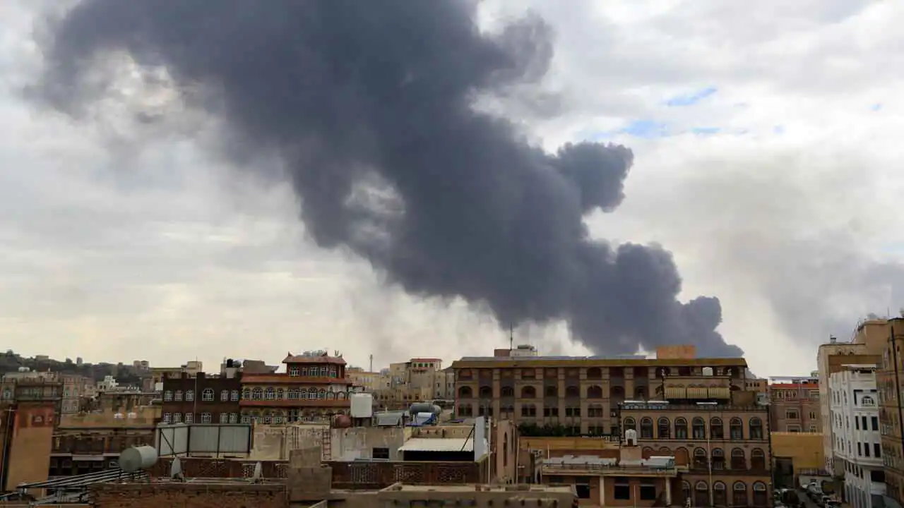 غارات إسرائيلية على ميناء الحديدة في اليمن