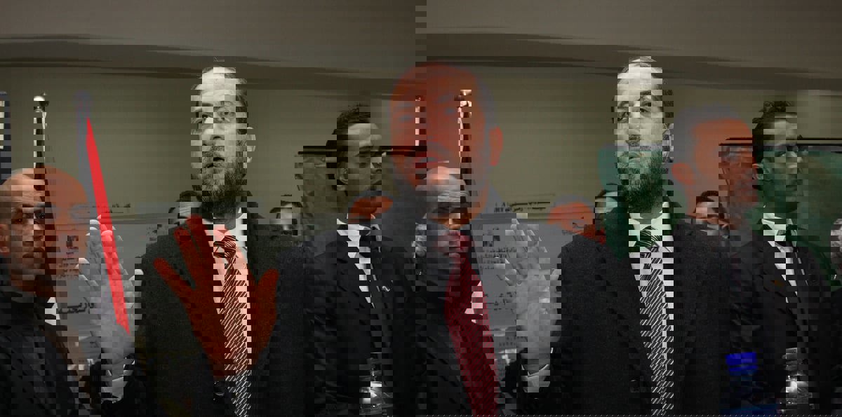 مسؤول فلسطيني يوضح حقيقة الطاقم الطبي الملازم لعباس في مقر الرئاسة